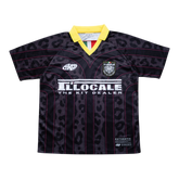 IL KIT LOCALE, front: black leopard-print football shirt with a yellow V-collar, pink pinstripes and the IL LOCALE chest print